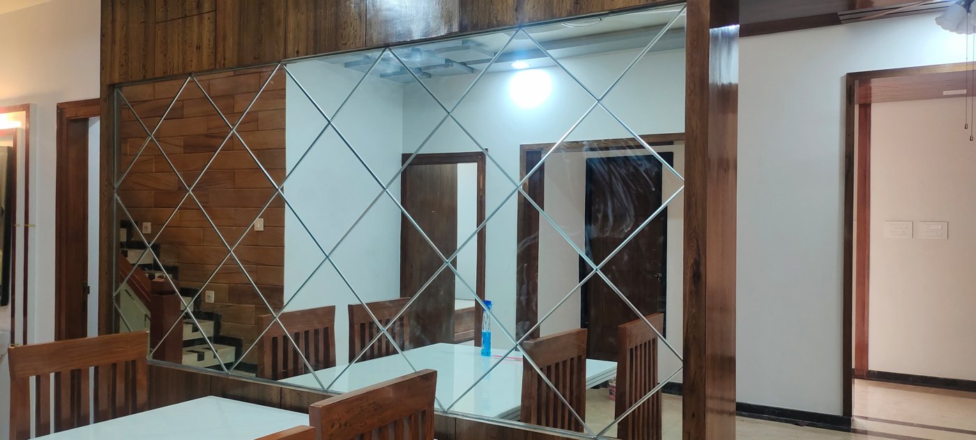 Bevelled diamond mirror panel in a dining area